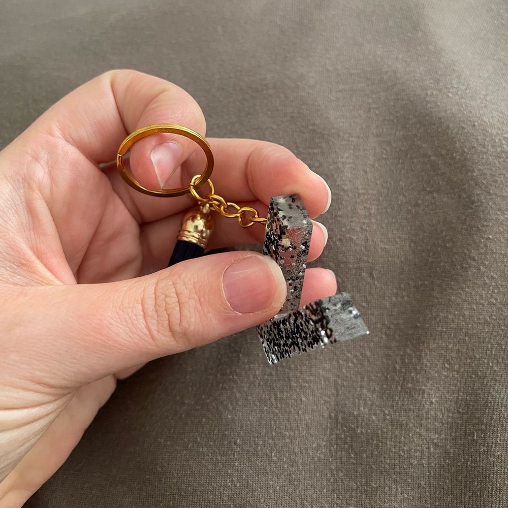 Handmade Letter "V" Keychain - Picture 3 of 7